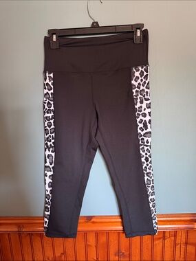 Women Black Leggings with Leopard Side Panels crop style never worn